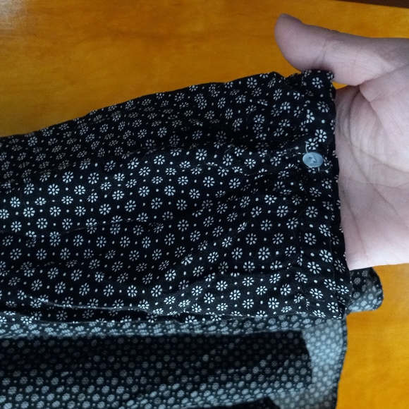 Old Navy Black & White Flower Print V-Neck With Pleated Chest, Ho-Lo Hem - Picture 3 of 10